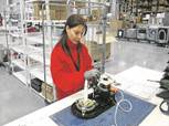 Una trabajadora de BSH Electrodomésticos en una de las plantas de Zaragoza. - ARCHIVO